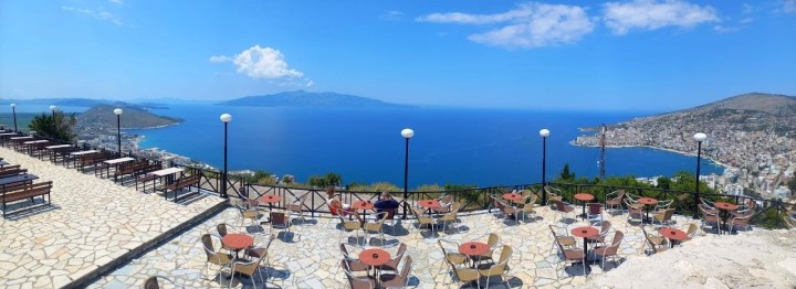Terasă cu vedere la mare în Sarande Albania
