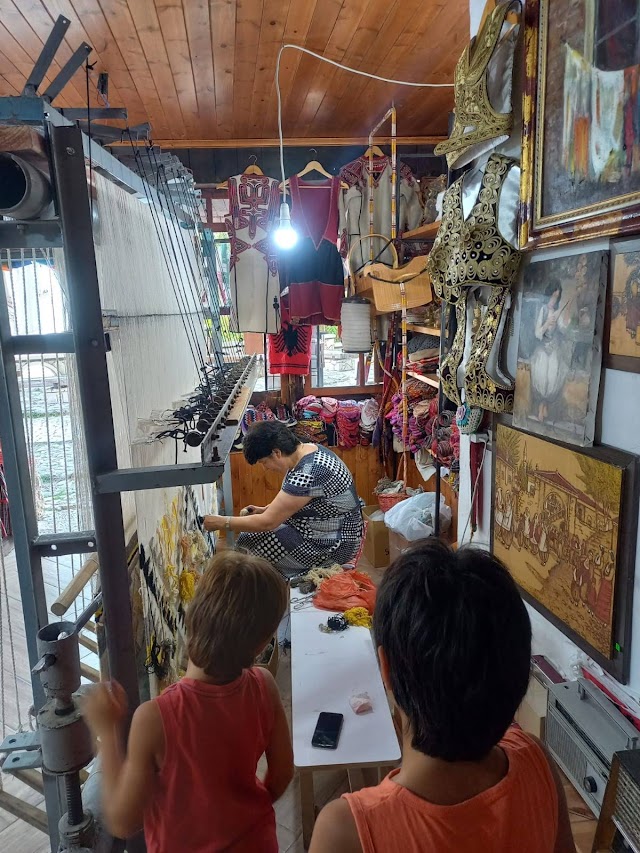 Copii la un atelier de țesut covoare în Kruja, Albania