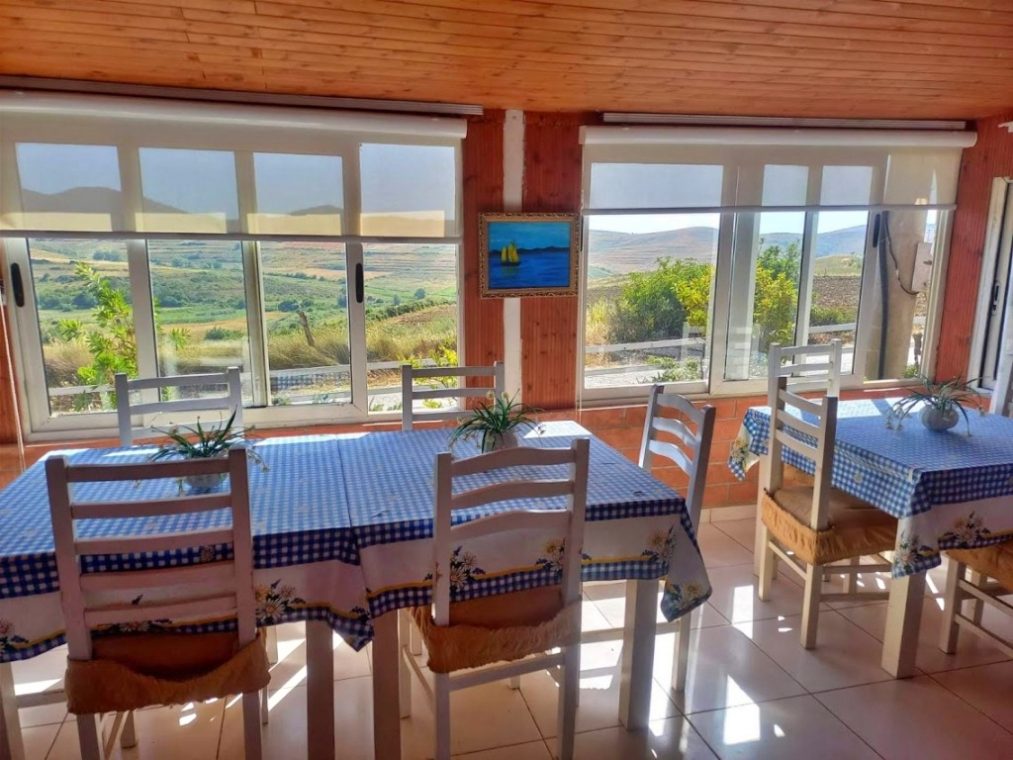 Restaurant cu vedere spre munți în Albania