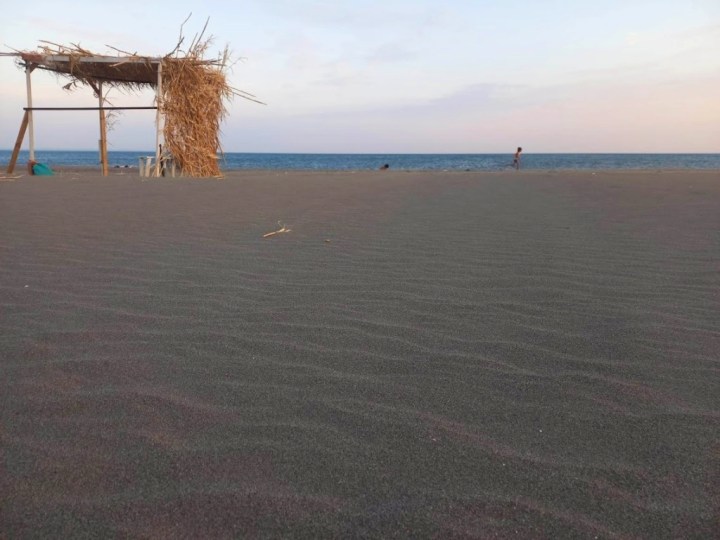 Plajă sălbatică întinsă, cu nisip, perfectă pentru familii cu copii, Albania