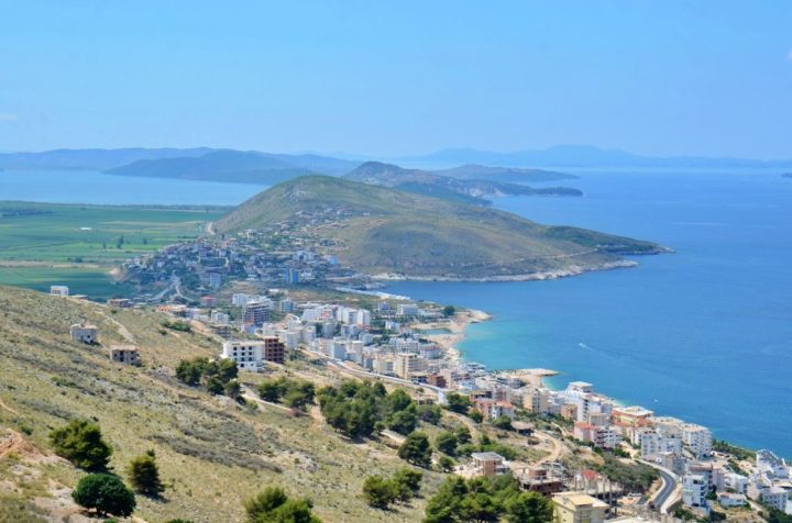 Vedere largă spre orașul Sarande și spre mare de la castelul Lekuresi, Albania