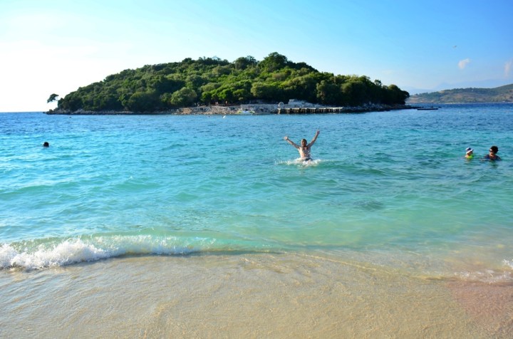 Plaja Ksamil Albania, cu pietricele fine, potrivită pentru familii