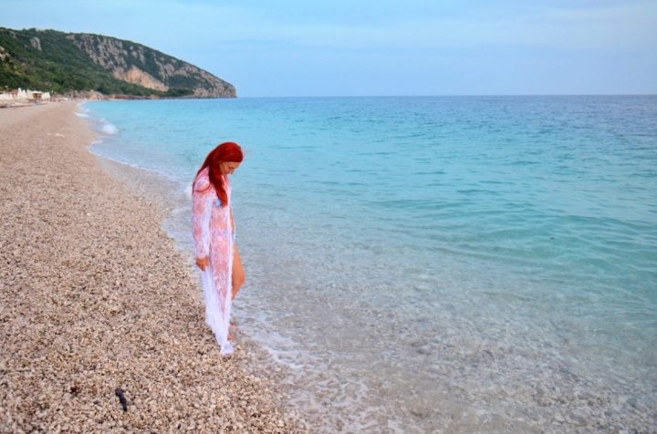 Plaja Dhermi, cu pietre și apă turcoaz, Albania