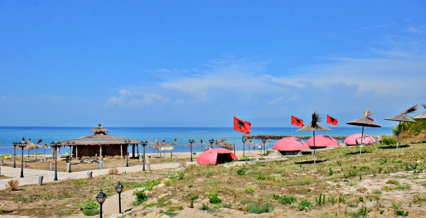 Plajă cu nisip și buncăre în Albania