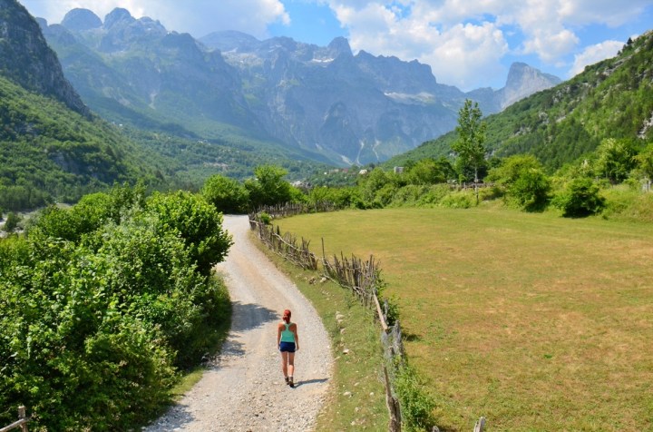 Drum și peisaj cu munți în Theth, Albania
