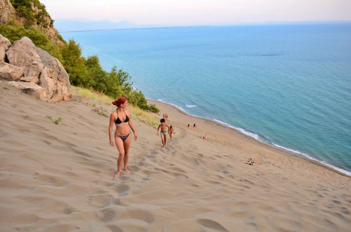 Dunele de nisip Rana e Hedhun cu vedere la mare în Albania