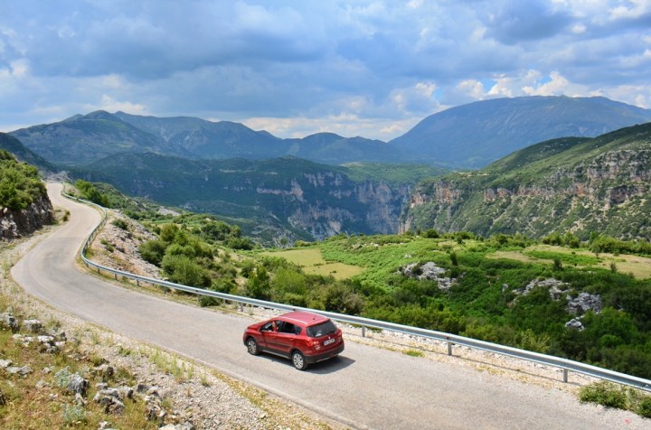 Cu mașina prin canionul Nivica din Albania