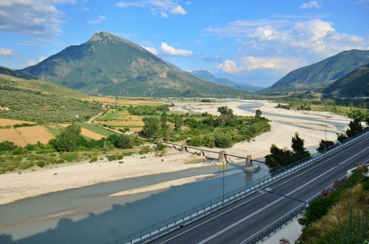 Șosea printre munți în Tepelene, Albania