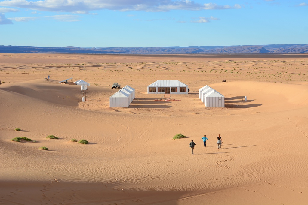 Kids running towards Arawan camp in the middle of the desert
