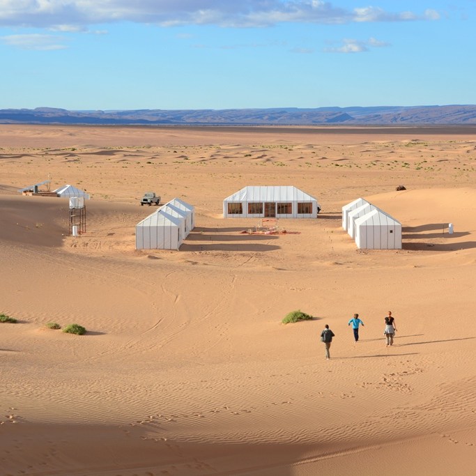 Kids running towards Arawan camp in the middle of the desert