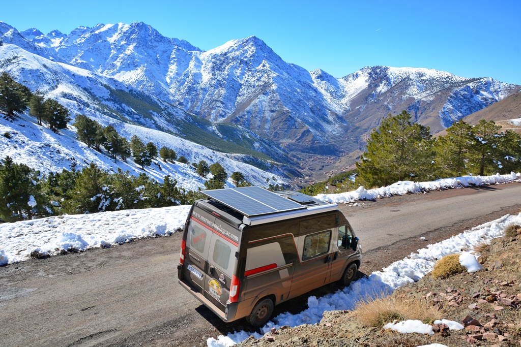 Camper pe drumurile din Munții Atlas