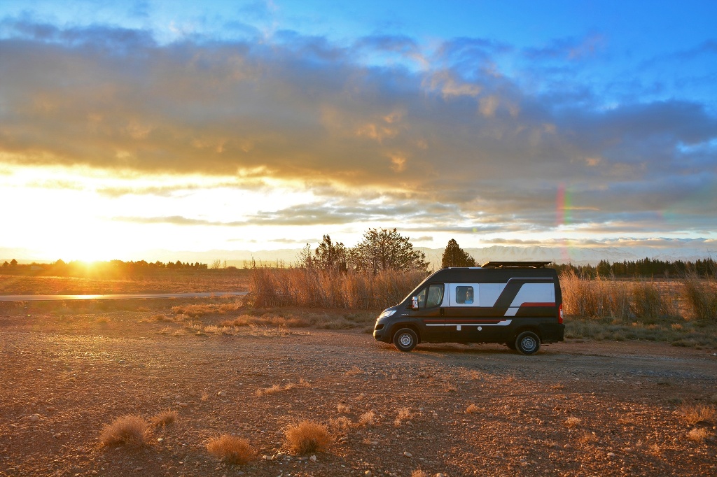 Apus în deșert, cu camperul parcat wild