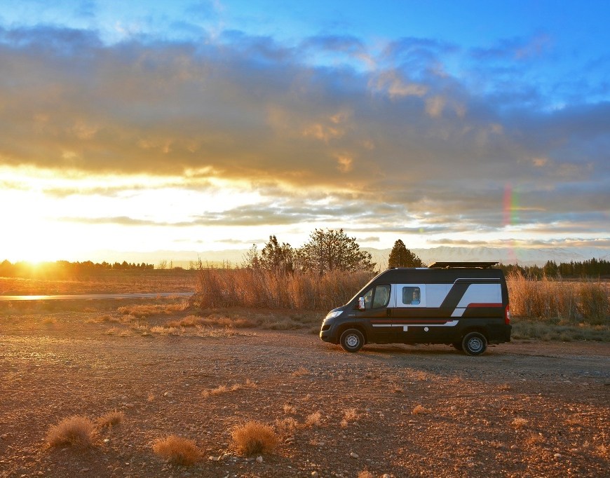 Apus în deșert, cu camperul parcat wild