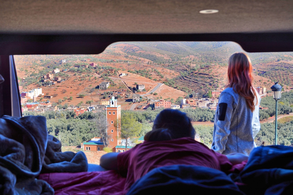 Copiii privind orașul din camper, Maroc