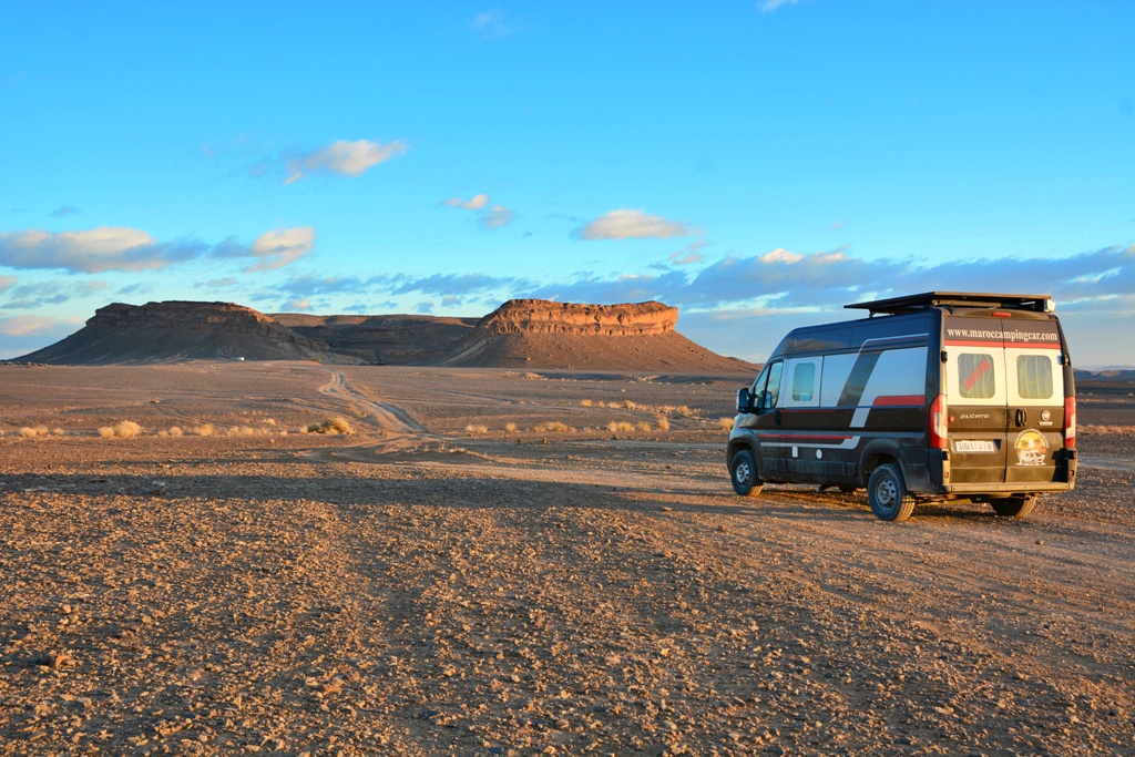 Camper parcat în câmp deschis, sudul Marocului