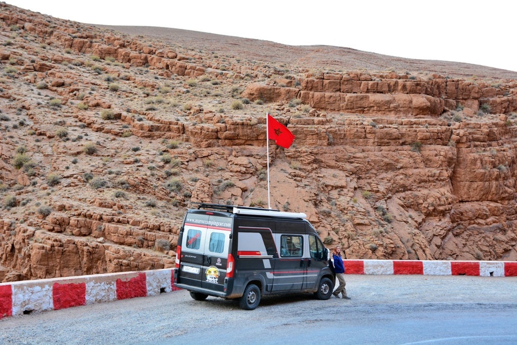 Camper de familie într-un peisaj arid din Maroc