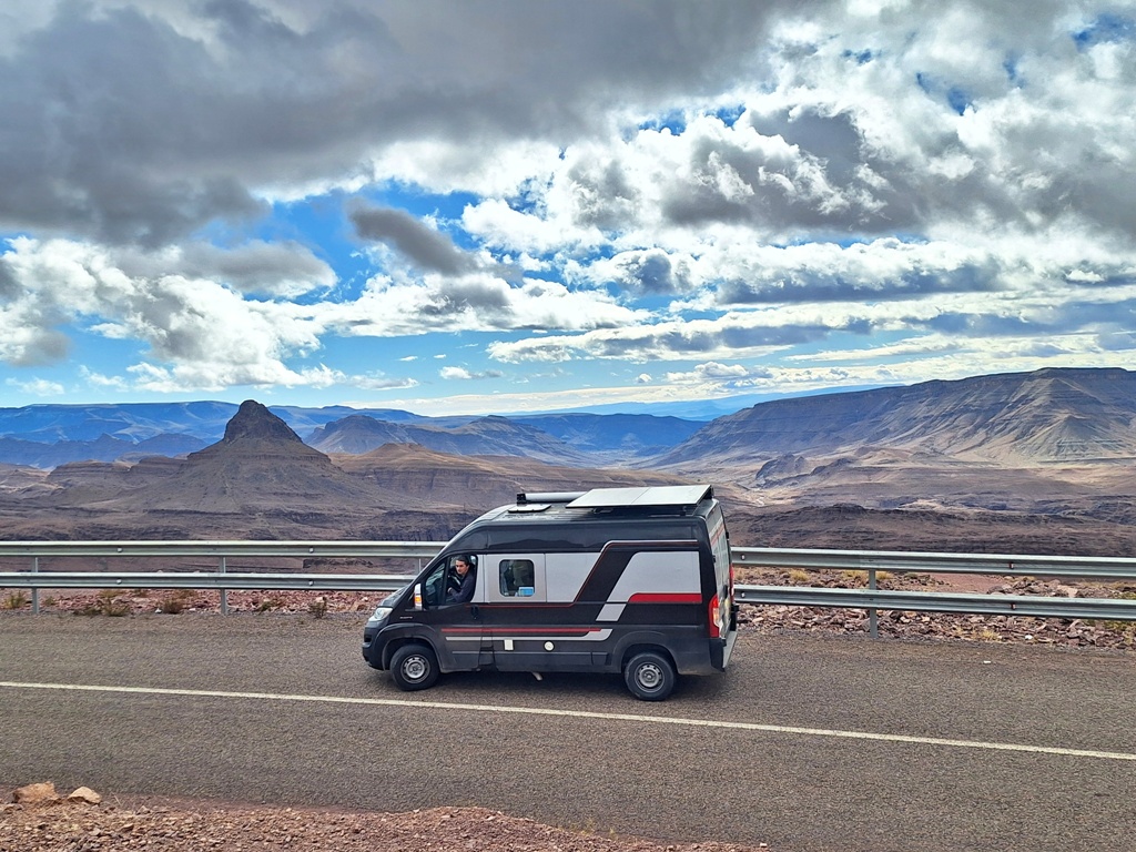Camper pe drum de munte, Maroc rural