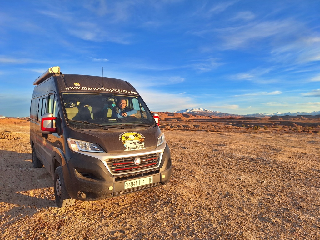 Camper parcat în deșert, Maroc