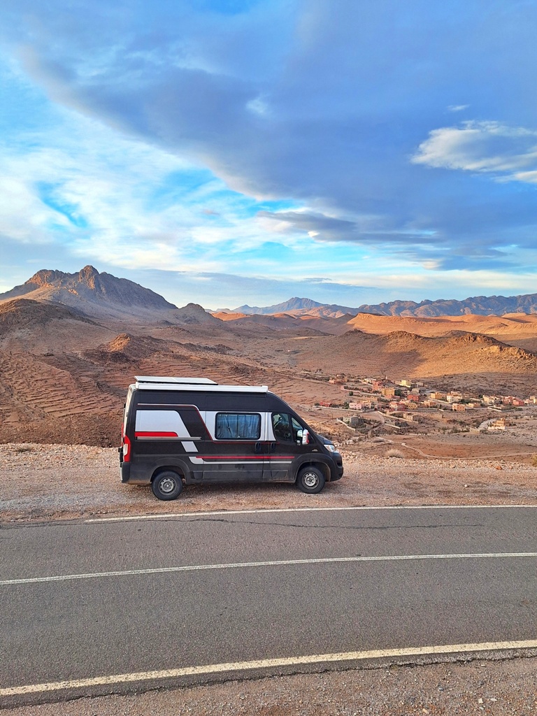 Peisaj arid din Maroc, drum de legătură