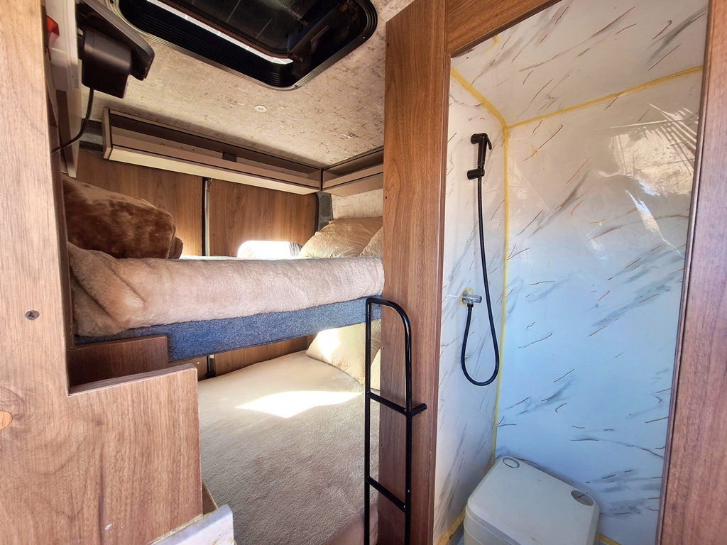 Spațiu de dormit și depozitare în camper