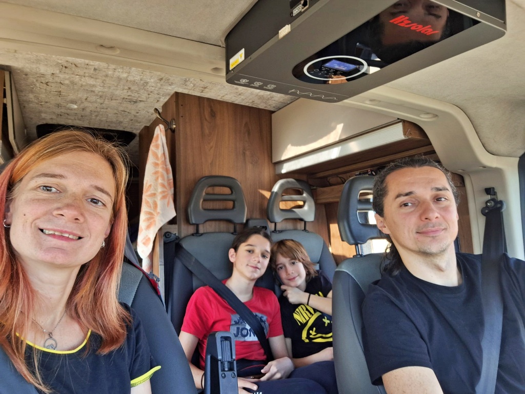 Familia în camper, pe drum prin Maroc