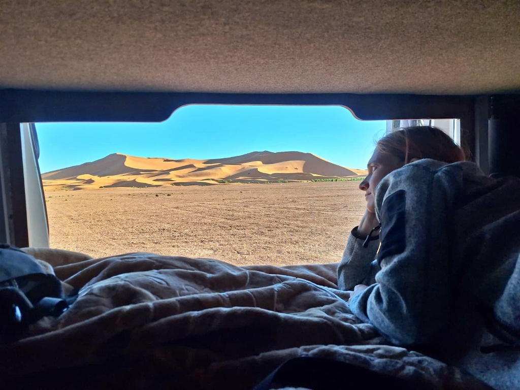 Priveliște din camper, dimineața în deșert