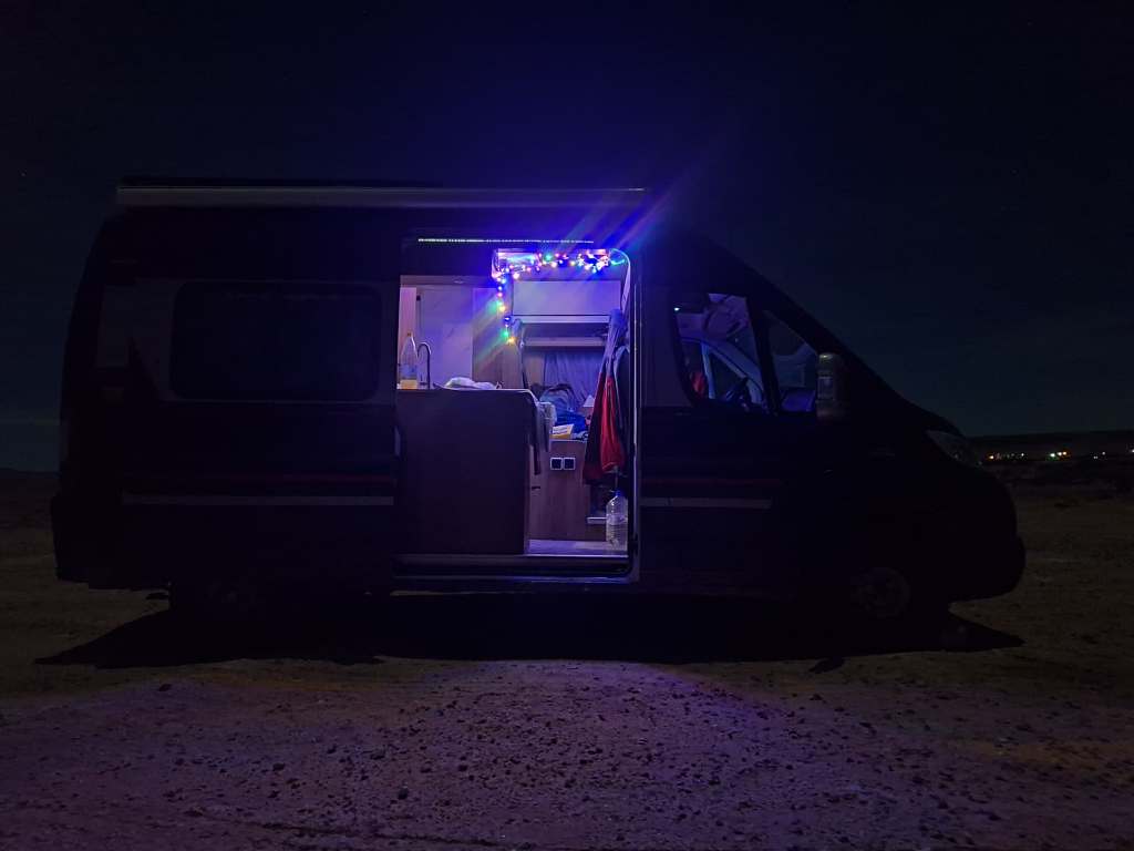 Camper luminat noaptea, wild camping în Maroc