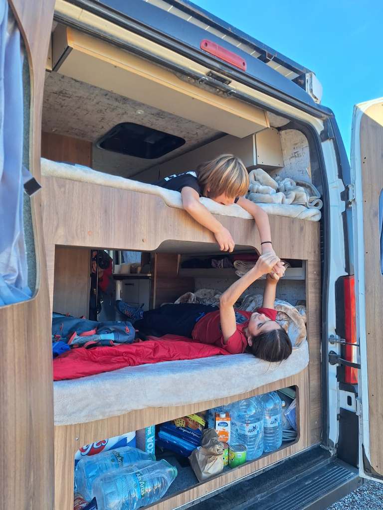 Copiii se joacă în camper, viața pe drum