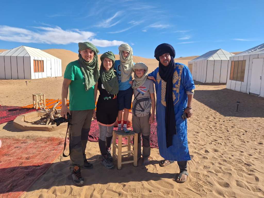 Familia noastră în tabăra din deșert, Maroc