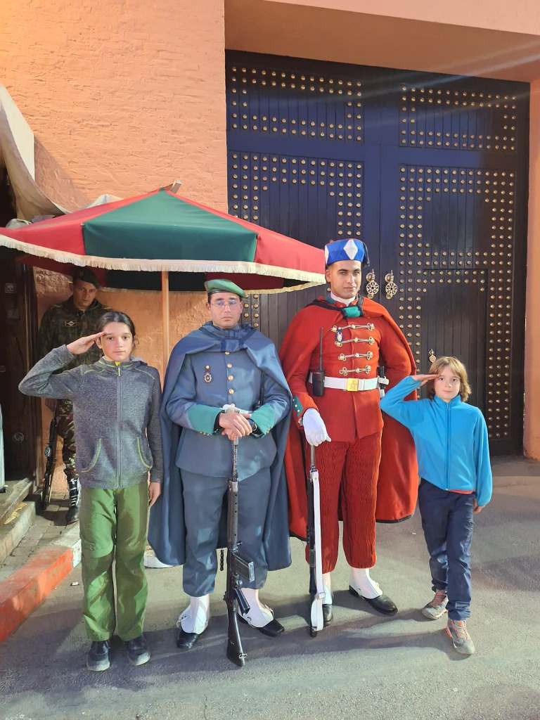 Copiii cu soldați îmbrăcați tradițional, experiență culturală în Maroc