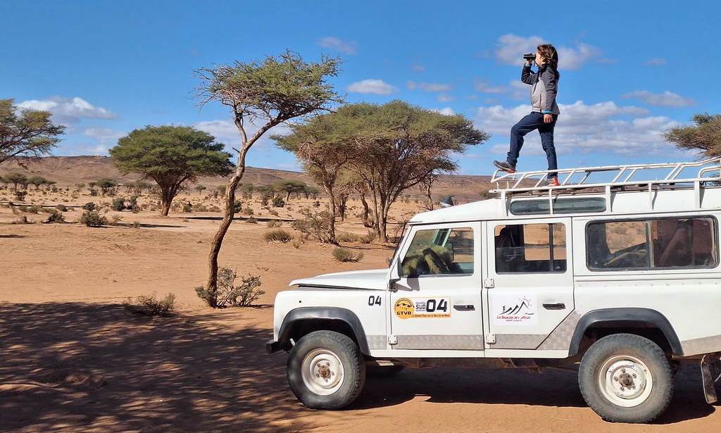copil explorand desertul Sahara din Maroc din jeep, experienta in desert cu copiii