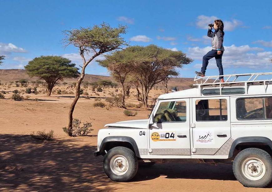 copil explorand desertul Sahara din Maroc din jeep, experienta in desert cu copiii
