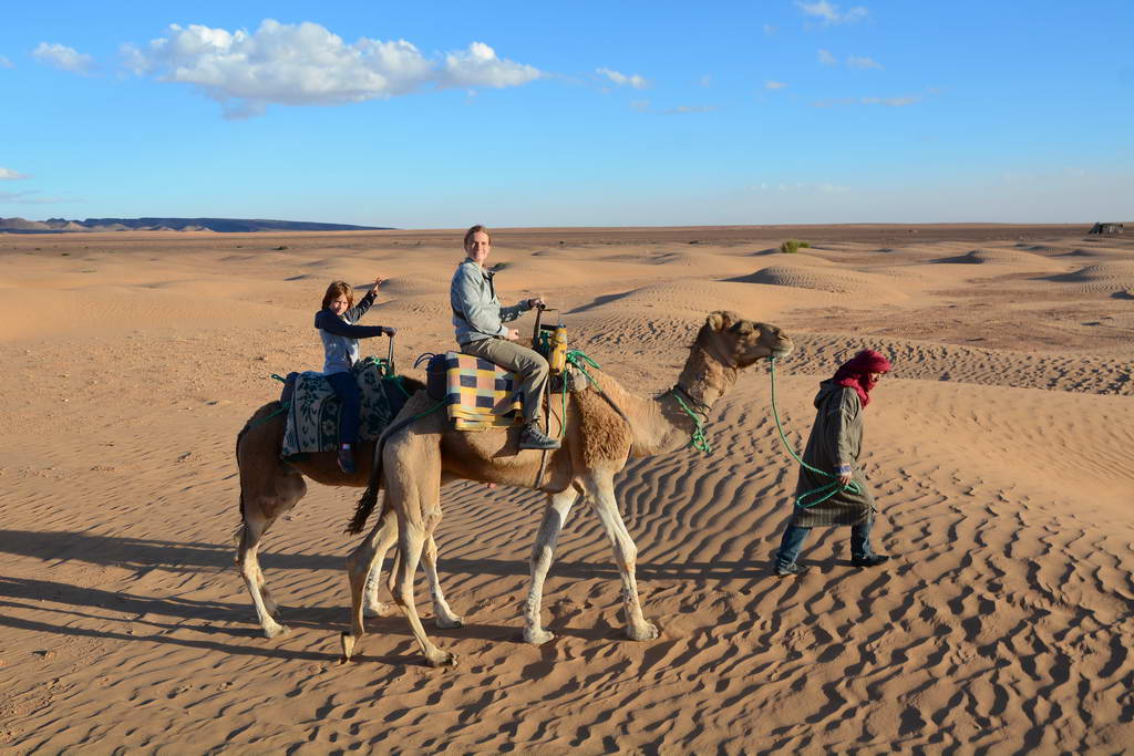copiii pe camile, la plimbare in Sahara